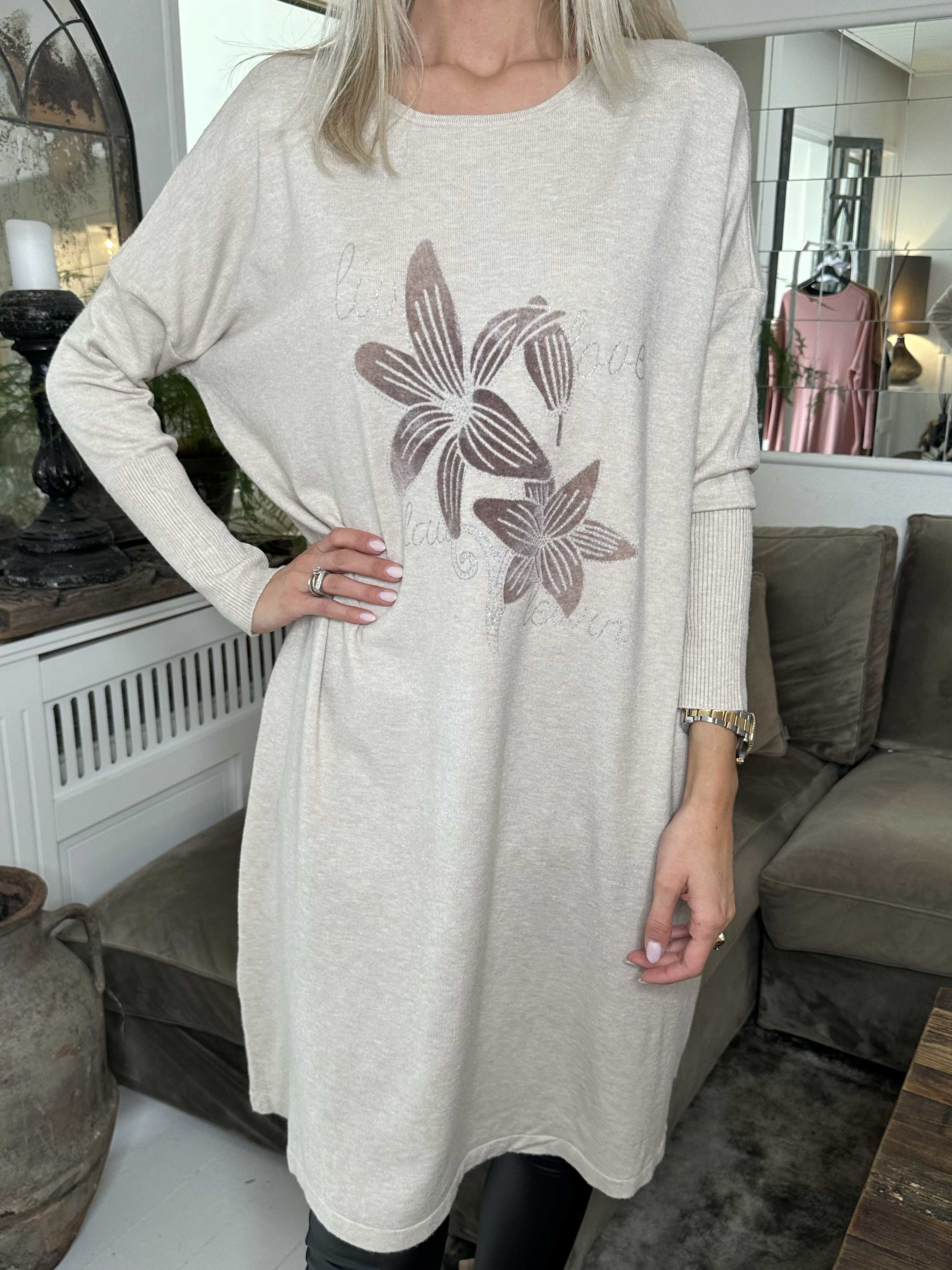 Amilie - Blød strikkjole med blomstermotiver